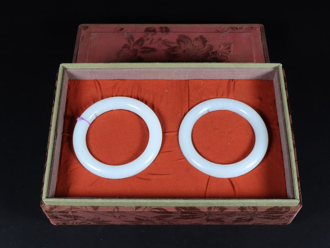 A Pair of Exquisite White Jade Bracelets: A Pair of Exquisite White Jade Bracelets,Qing Dynasty,China,Size:2.2inx3.1in,Weight:135g一对白玉手镯,中国清代,Size:5.7cmx8cm,Weight:135g