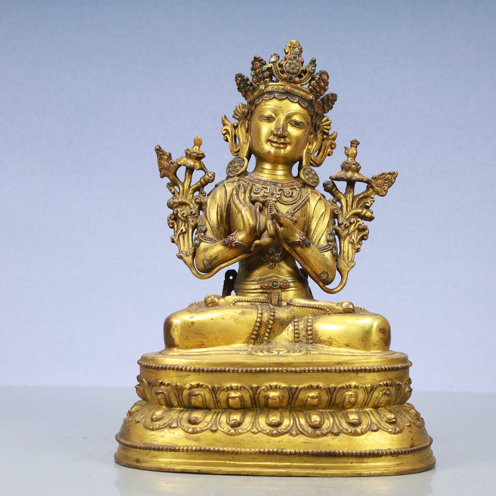 A Exquisite Gilt Bronze Statue of Avalokitesvara: A Exquisite Gilt Bronze Statue of Avalokitesvara Ming Dynasty, China Size:8.3inx5.9inx11.4in Weight:4900g铜鎏金观音 中国明代 Size:21cmx15cmx29cm W