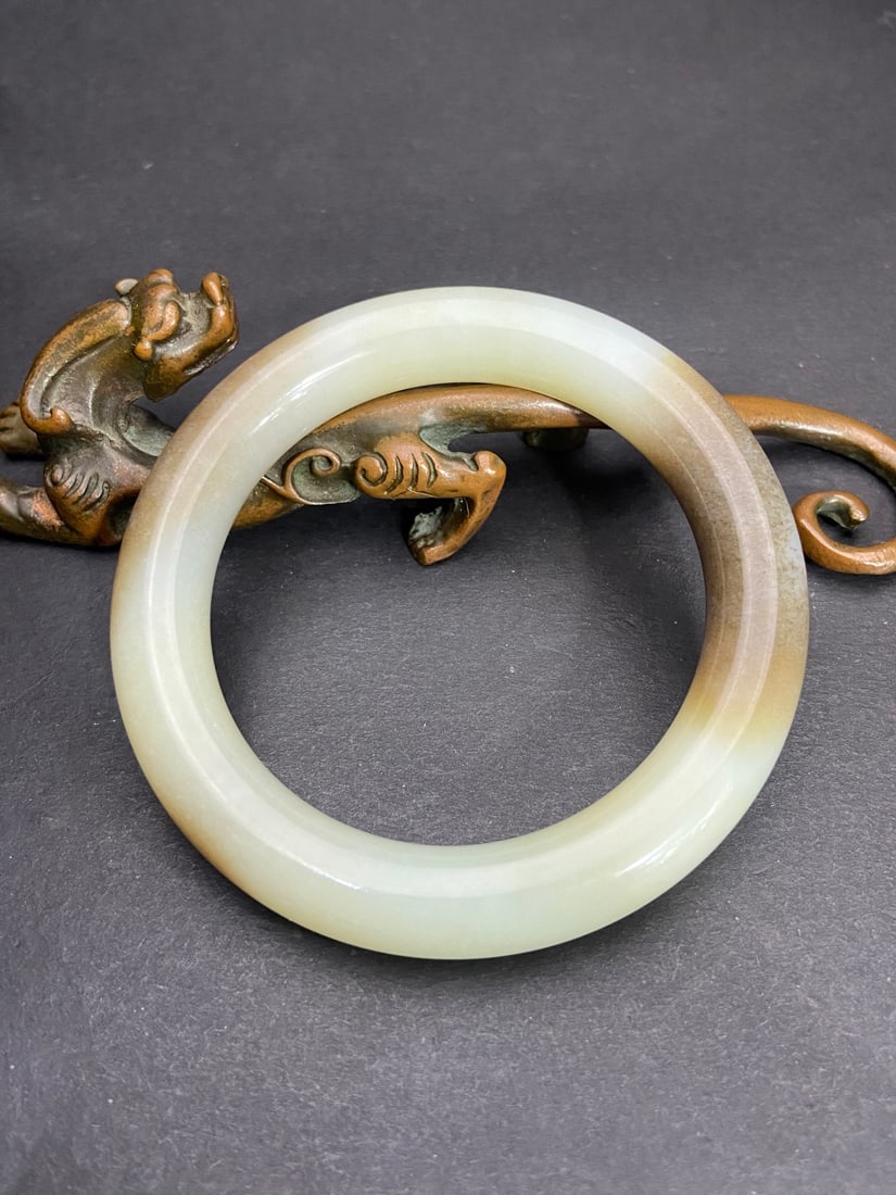 An Exquisite White Jade Bracelets: An Exquisite White Jade Bracelets,Qing Dynasty,China,Size:0.5inx2.3in,Weight:66g白玉手镯,中国清代,Size:1.18cmx5.77cm,Weight:66g