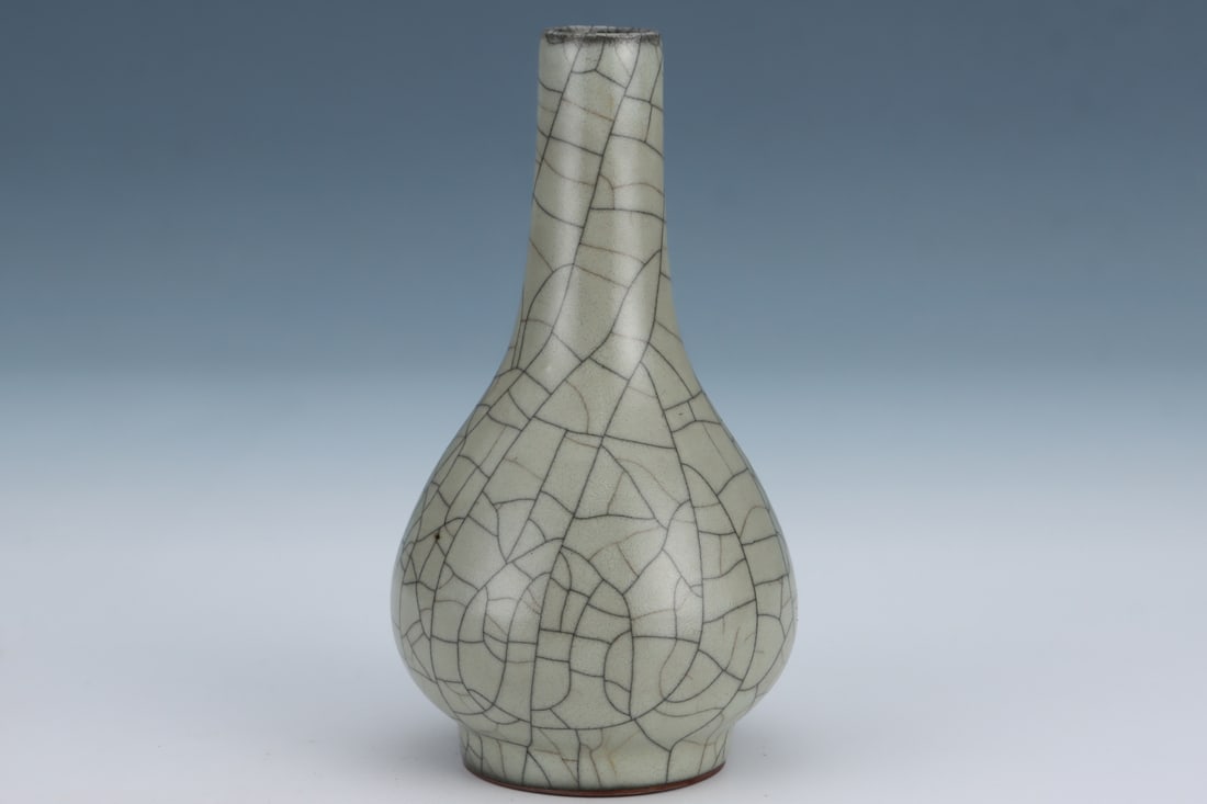 An Exquisite Ge yao Yellow Glazed Vase (1 of 8)