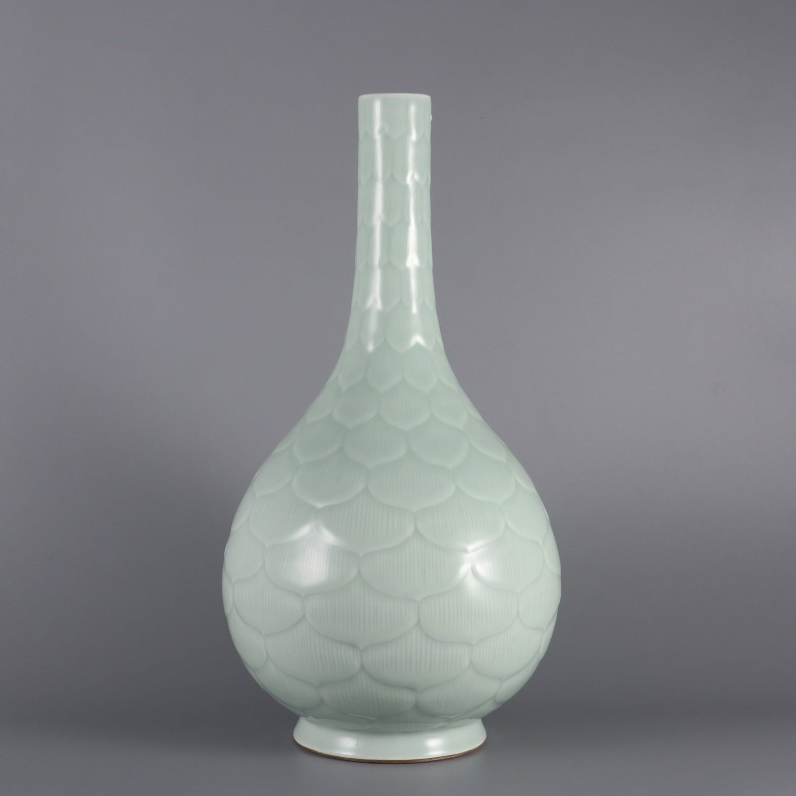 A Huge Celadon Glazed Lotus Petal Pattern Vase: A Huge Celadon Glazed Lotus Petal Pattern Vase,Qing Dynasty, China,Qianlong Six-character Mark,Size:16.8inx8.1inx1.9in青釉莲瓣纹瓶,中国清代,