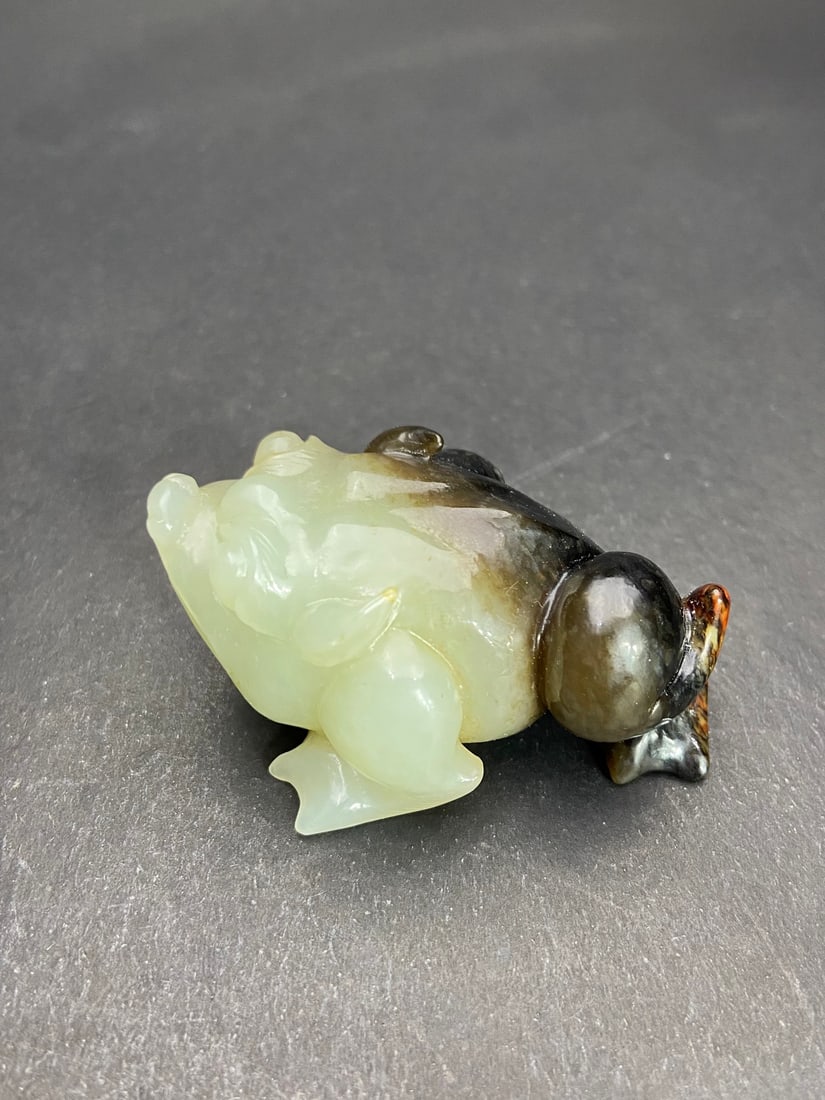 An Exquisite White Jade Golden Toad Hand Piece: An Exquisite White Jade Golden Toad Hand Piece,Qing Dynasty,China,Size:2.3inx1inx1.5in,Weight:70g白玉金蟾手把件,中国清代,Size:5.75cmx2