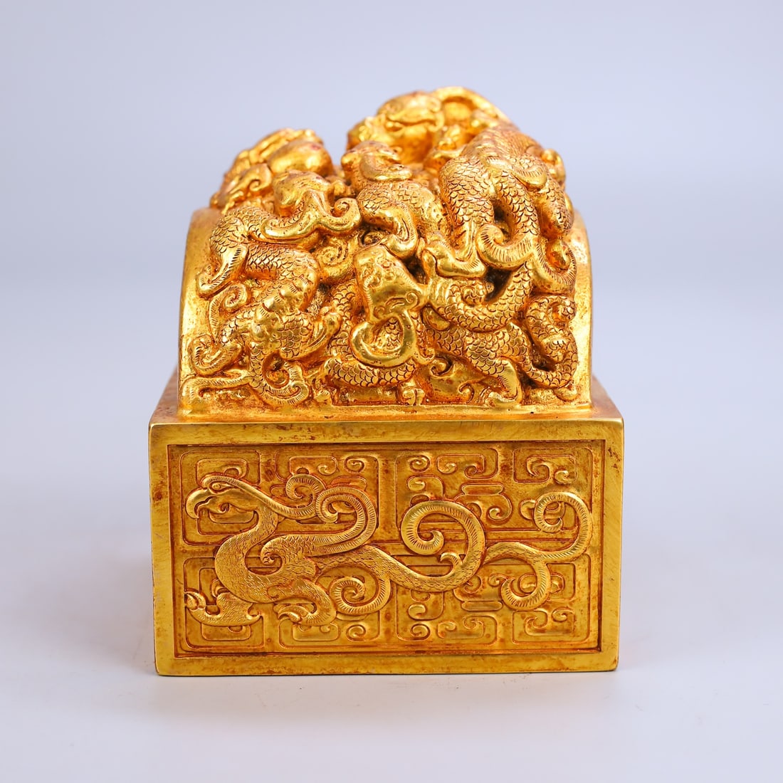 An Exquisite Gilt Bronze Dragon Pattern Seal: An Exquisite Gilt Bronze Dragon Pattern Seal,Qing Dynasty,China,Size:4.3inx3.5in,Weight:4240g铜鎏金龙纹印章，中国清代，Siz
