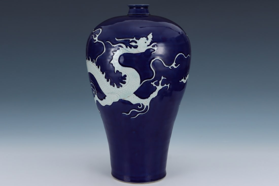 A Huge Ji Blue Glazed Dragon Pattern Vase: A Huge Ji Blue Glazed Dragon Pattern Vase,Song Dynasty, China,Size:16.9inx10.4in霁蓝釉龙纹瓶,中国宋代,Size:43cmx26.5cm
