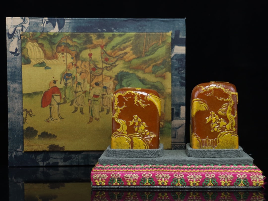 A Pair of Exquisite Tianhuang Stone Landscape and Figure Pattern Seals (1 of 9)