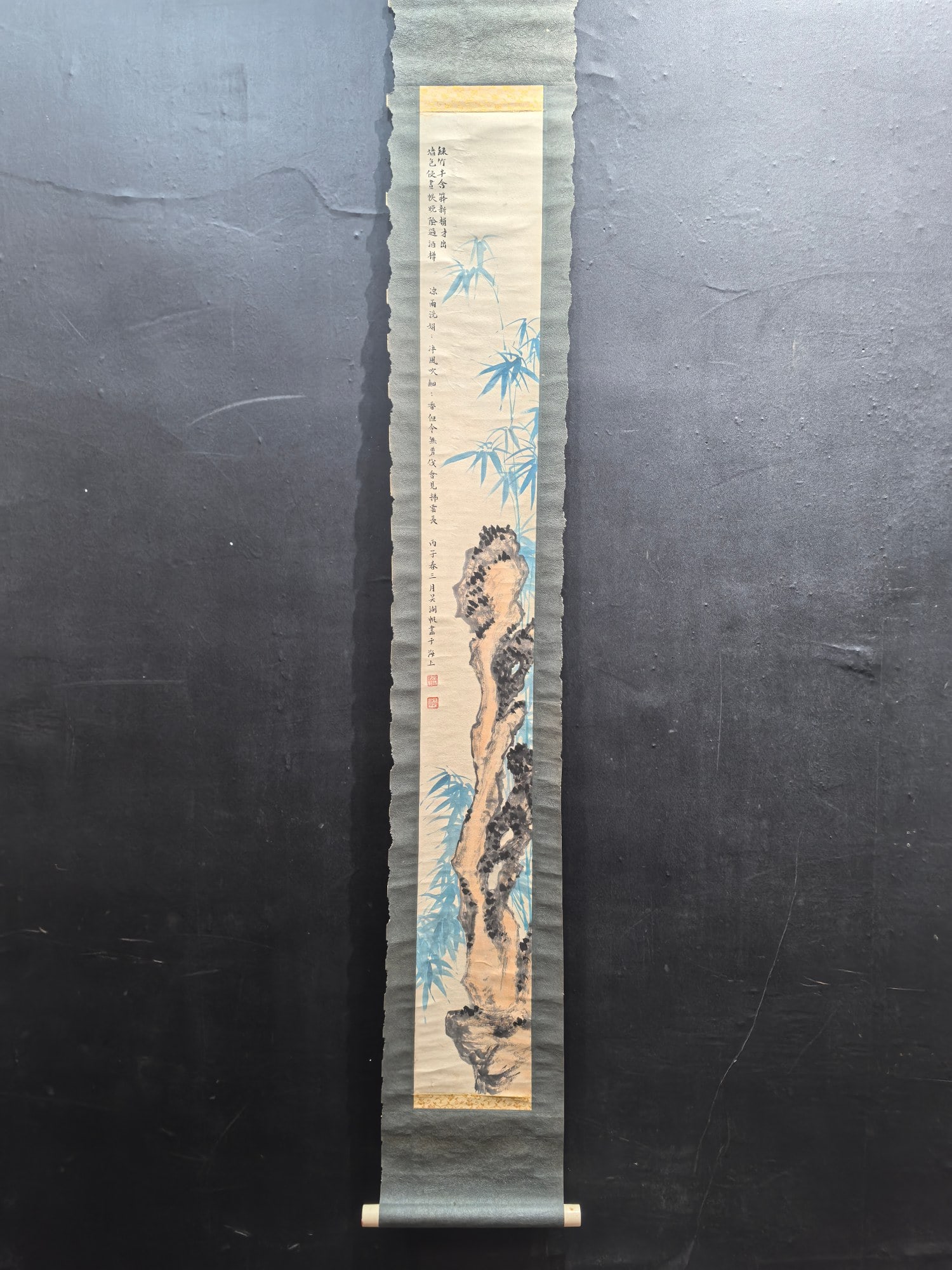 A Chinese Vertical Scroll Ink Painting of Bamboo on Paper,Wu Hufan: A Chinese Vertical Scroll Ink Painting of Bamboo on Paper,Wu Hufan,Size:(Without frame)6.5inx53in一幅中国水墨竹子图立轴,吴ଈ