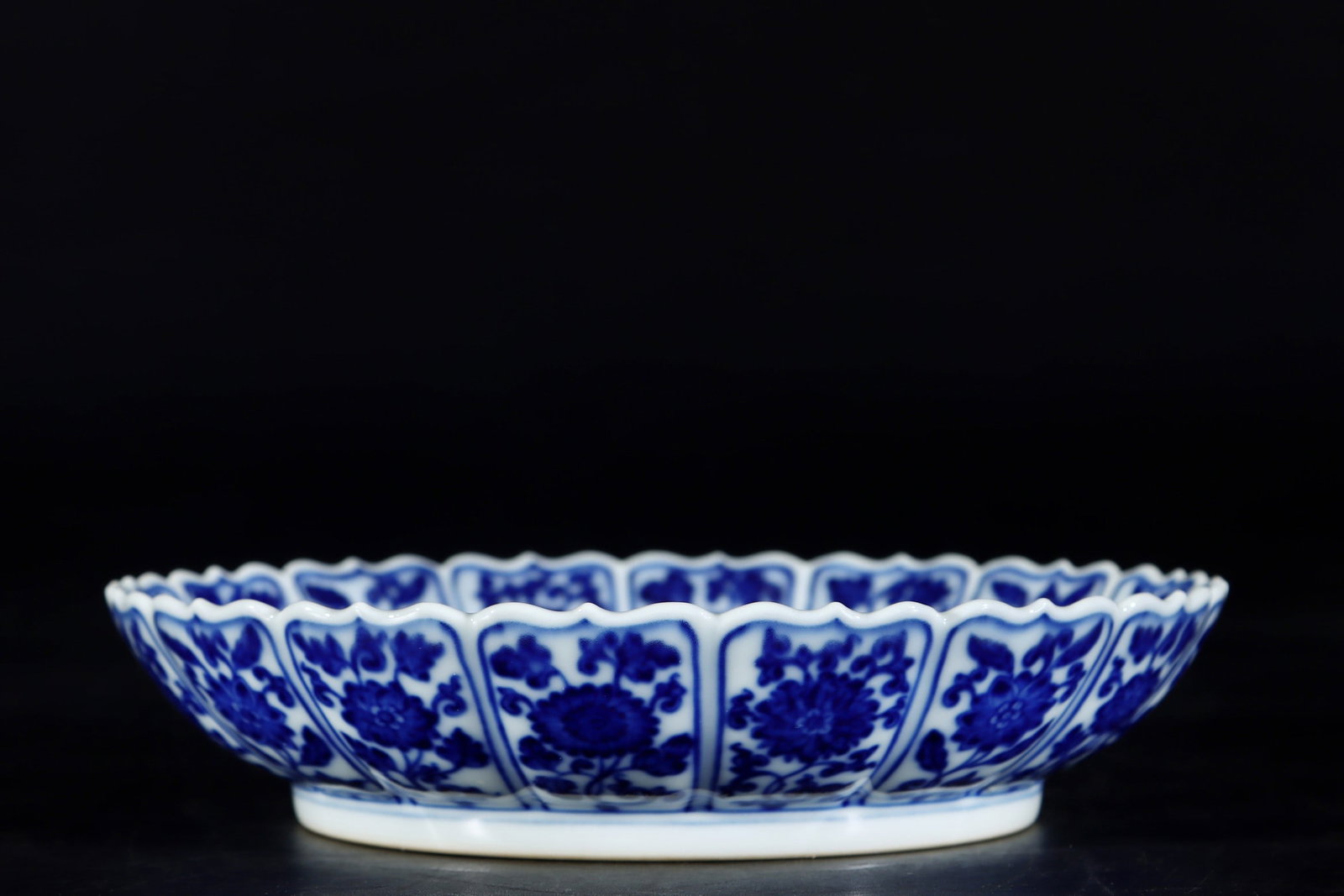 An Exquisite Blue and White Flower and Lion Pattern Plate: An Exquisite Blue and White Flower and Lion Pattern Plate,Qing Dynasty, China,Qianlong Six-character Mark,Size:1.4inx6.1in青花花卉狮子纹盘,中Þ