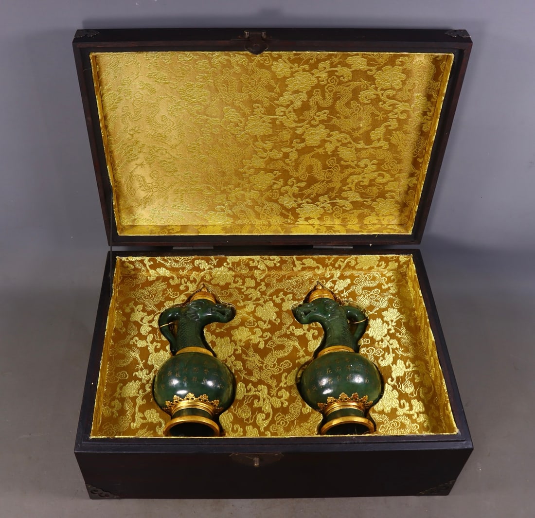 A Pair of Exquisite Jasper Cover with Gold Poem Dragon-head Vases: A Pair of Exquisite Jasper Cover with Gold Poem Dragon-head Vases,Qing Dynasty,China,Qianlong Four-character Mark,Size:8.3inx3.1inx3in,Total Weight:835g一对碧玉包金