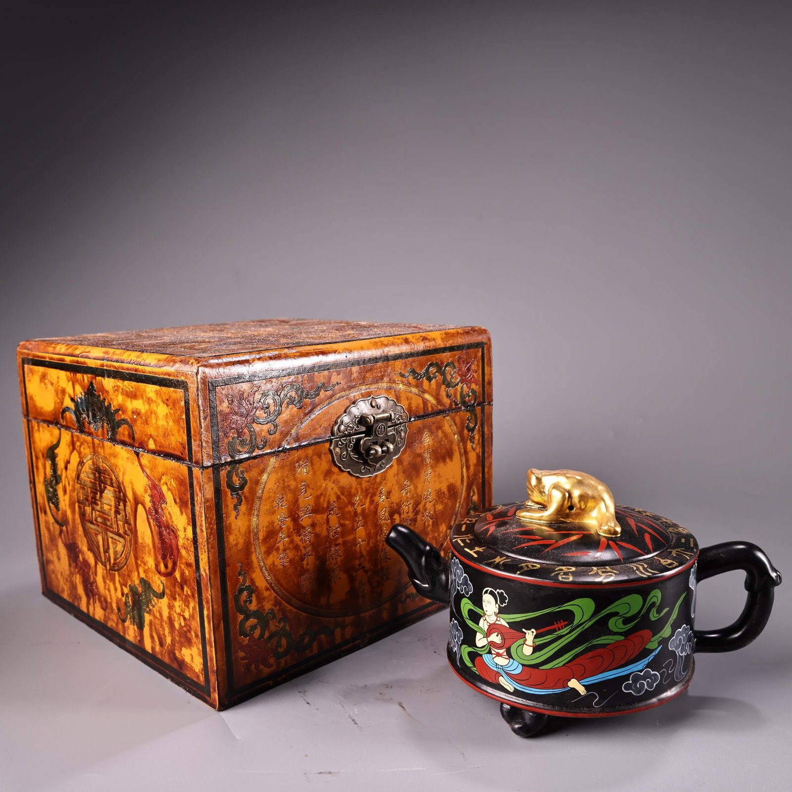 An Exquisite Purple Sands Painted Gold Painted Color Auspicious Cloud and Figure Pattern Tripod: An Exquisite Purple Sands Painted Gold Painted Color Auspicious Cloud and Figure Pattern Tripod Teapot,Qing Dynasty,China,Qianlong Four-character Mark,Size:4.3inx7.1in,Weight:500g紫砂ÿ