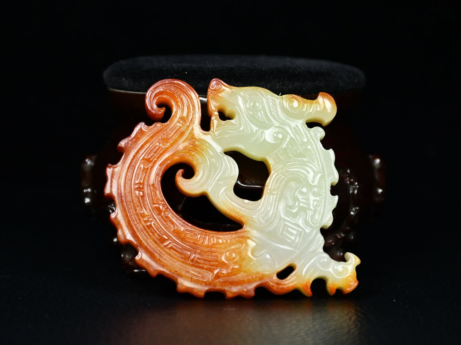 An Exquisite White Jade Dragon Pendant: An Exquisite White Jade Dragon Pendant,Qing Dynasty, China,Size:2.8inx2.6in,Weight:53g白玉龙挂件,中国清代,Size:7cmx6.5cm,Weight:53g