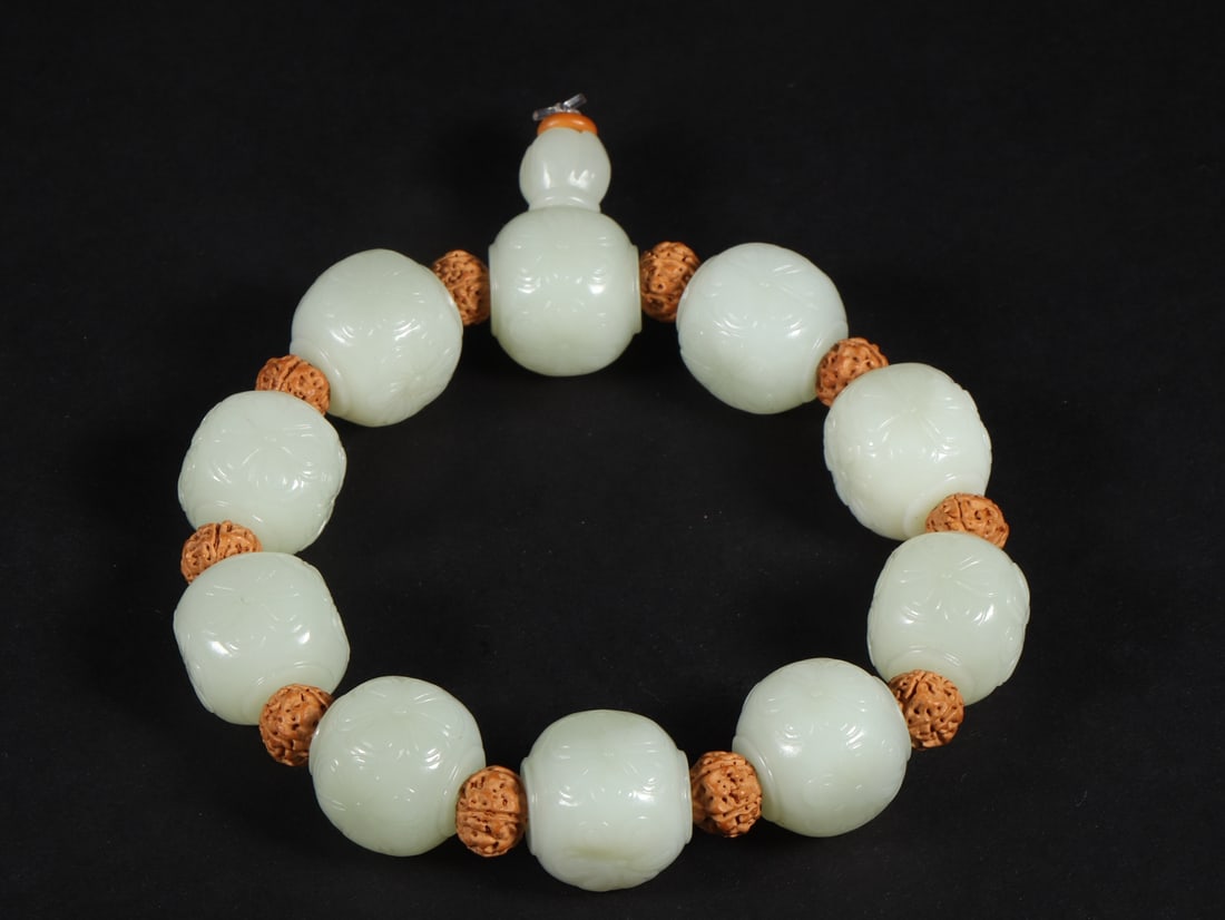 An Exquisite White Jade Flower Pattern Bracelets - 2