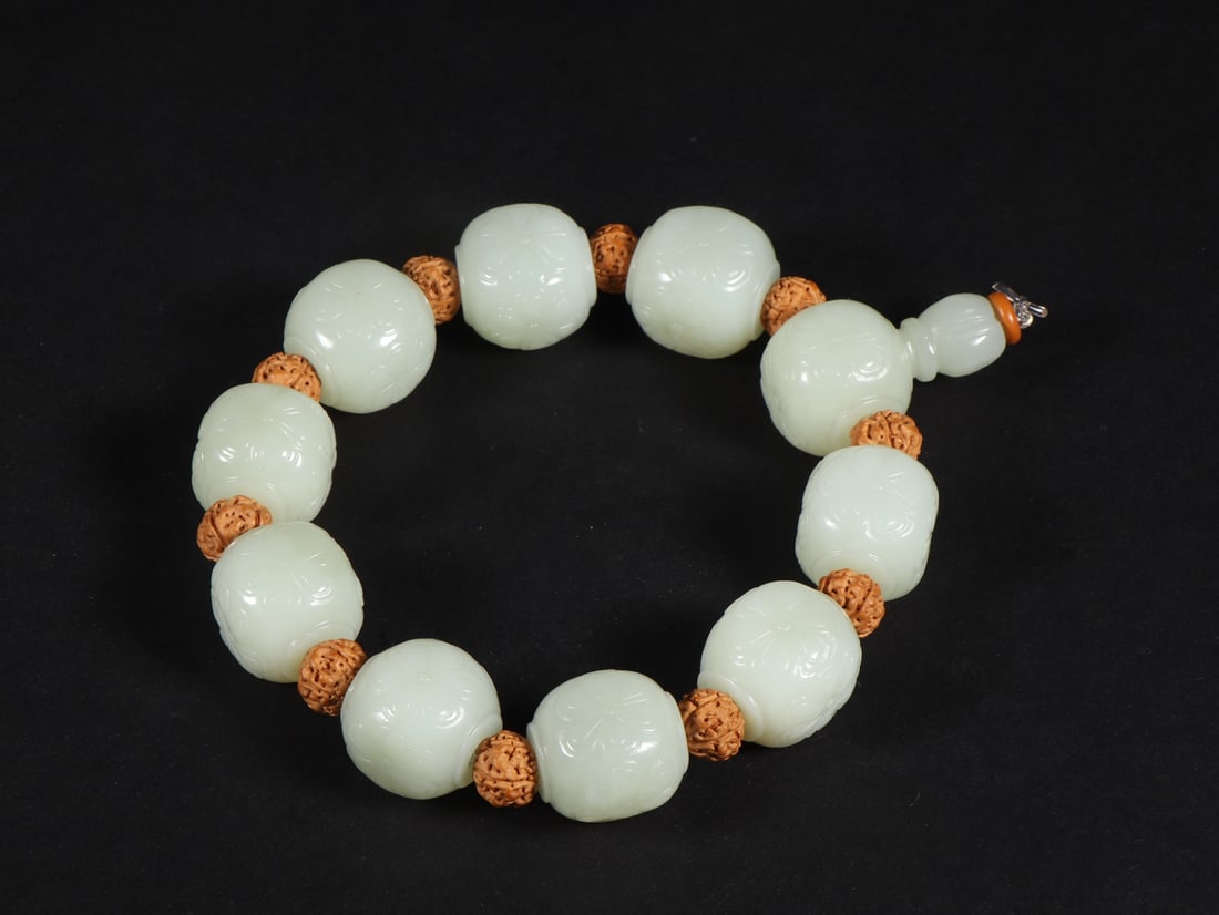 An Exquisite White Jade Flower Pattern Bracelets - 3