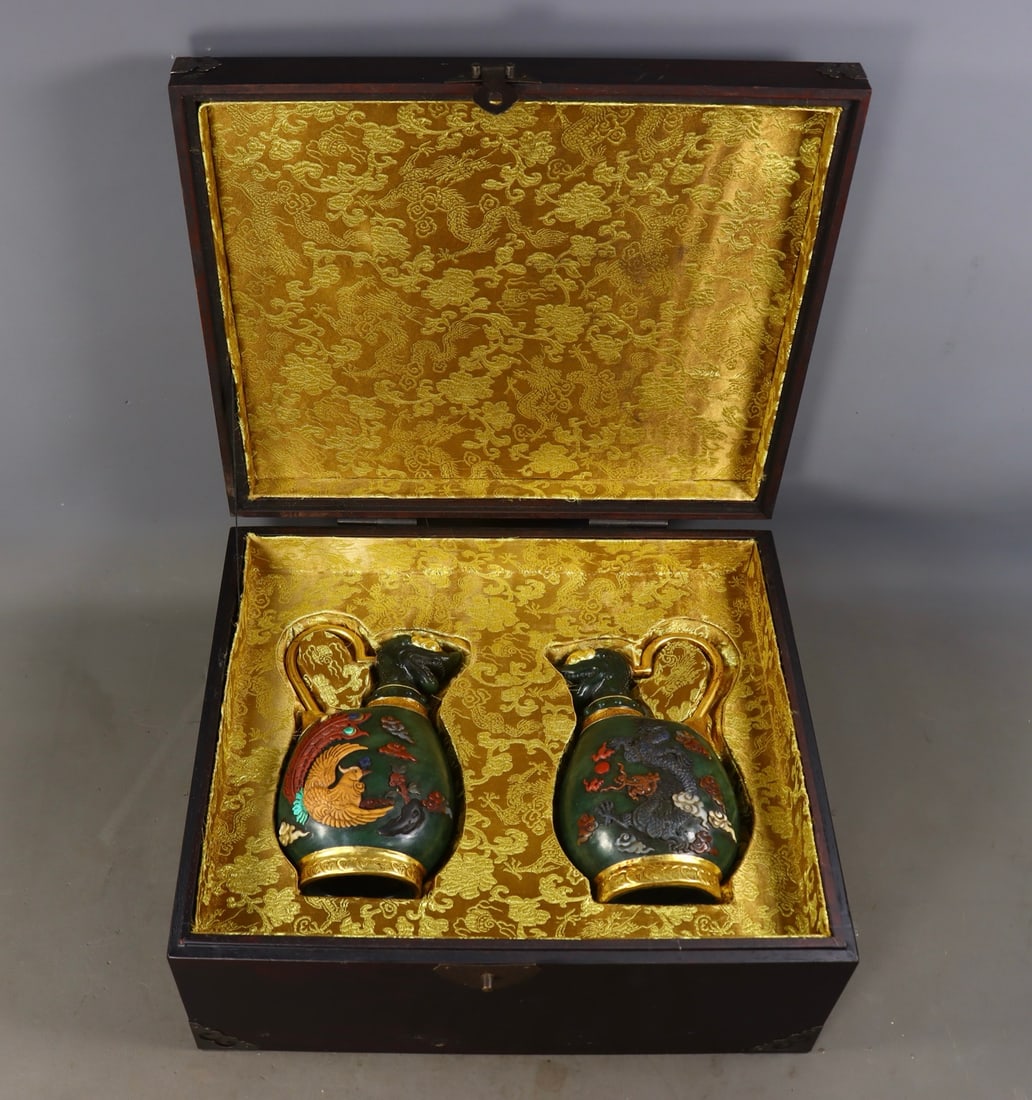 A Pair of Exquisite Jasper Cover with Gold Auspicious Cloud,Dragon and Phoenix Pattern Beast-head: A Pair of Exquisite Jasper Cover with Gold Auspicious Cloud,Dragon and Phoenix Pattern Beast-head Pots,Qing Dynasty,China,Size:7.5inx3.7inx2.6in,Total Weight:1752g一对碧玉Ô