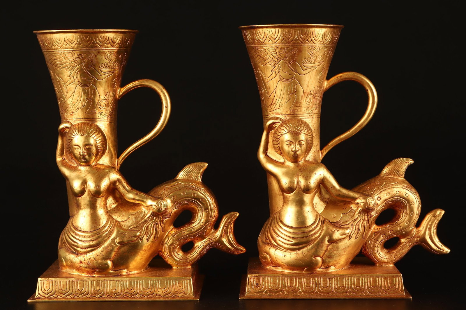 A Pair of Exquisite Gilt Bronze Figure Pattern Figure-Shaped Cups: A Pair of Exquisite Gilt Bronze Figure Pattern Figure-Shaped Cups,Qing Dynasty,China,Size:8.7inx6.3in,Total Weight:1316g一对铜鎏金人物纹人形