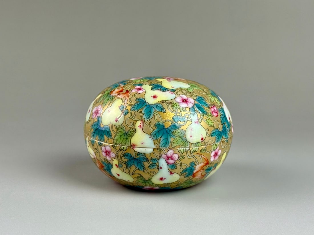 An Exquisite Famille-Rose Gold Ground Bats Gourd Pattern Box with Cover: An Exquisite Famille-Rose Gold Ground Bats Gourd Pattern Box with Cover,Qing Dynasty,China,Yongzheng Four-character Mark,Size:2inx2.7inx1.5in粉彩金地蝙蝠葫