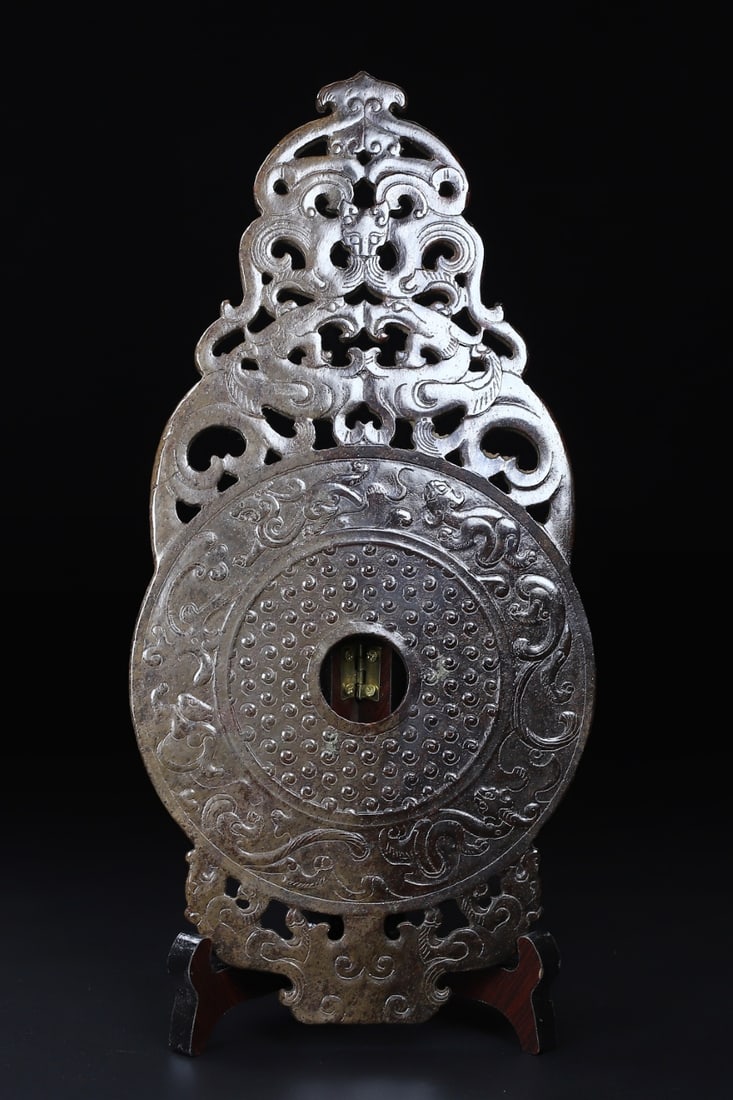 An Exquisite White Jade Hollow Chi-Dragon Pattern Pendant: An Exquisite White Jade Hollow Chi-Dragon Pattern Pendant,Qing Dynasty,China,Size:11.4inx5.7inx0.2in,Weight:561.5g白玉镂空螭龙纹挂件,中Þ
