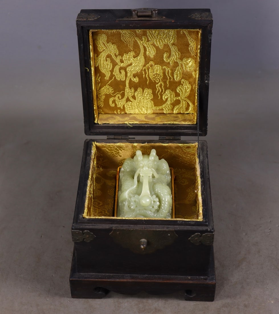 An Exquisite Filigree and Gilding Inlaid White Jade Dragon Pattern Seal: An Exquisite Filigree and Gilding Inlaid White Jade Dragon Pattern Seal,Qing Dynasty,China,Size:2.8inx3inx2in,Weight:531g花丝鎏金镶白玉龙纹印