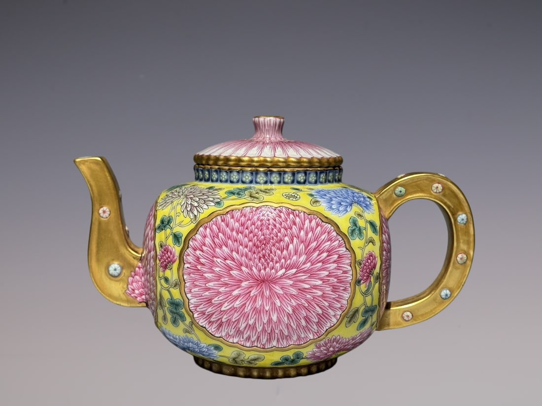 An Exquisite Enamel Yellow Ground Painted Gold Chrysanthemum Pattern Teapot: An Exquisite Enamel Yellow Ground Painted Gold Chrysanthemum Pattern Teapot,Qing Dynasty, China,Yongzheng Four-character Mark,Size:4.6inx7.8in珐琅彩黄地描金&#