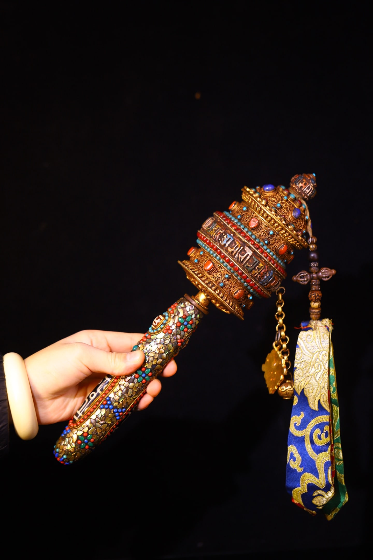 A Rare Gilt Silver Inlaid Gems and Dzi Bead Ornament,With Scriptures: A Rare Gilt Silver Inlaid Gems and Dzi Bead Ornament,With Scriptures,Qing Dynasty,China,Size:13inx3.5in,Weight:750g银鎏金镶宝石和天珠摆Ê