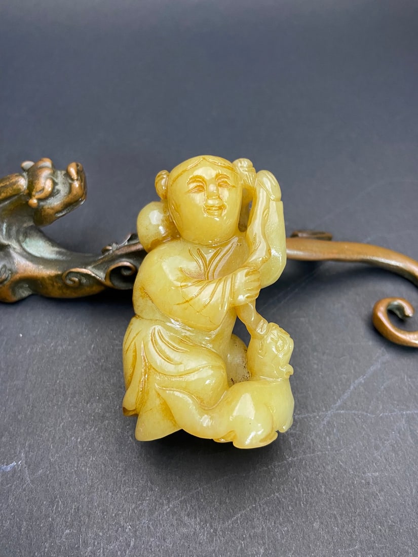 An Exquisite White Jade Figure Pendant (1 of 9)