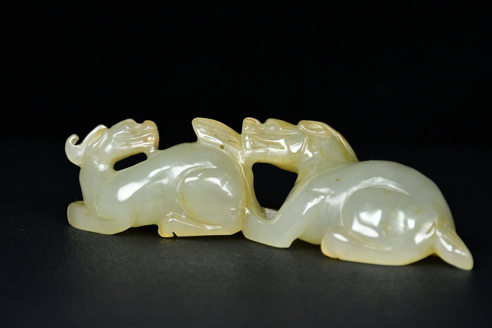 An Exquisite White Jade Deer Hand Piece: An Exquisite White Jade Deer Hand Piece,Qing Dynasty, China,Size:1.2inx4.5in,Weight:129g白玉鹿手把件,中国清代,Size:3cmx11.5cm,Weight:129g
