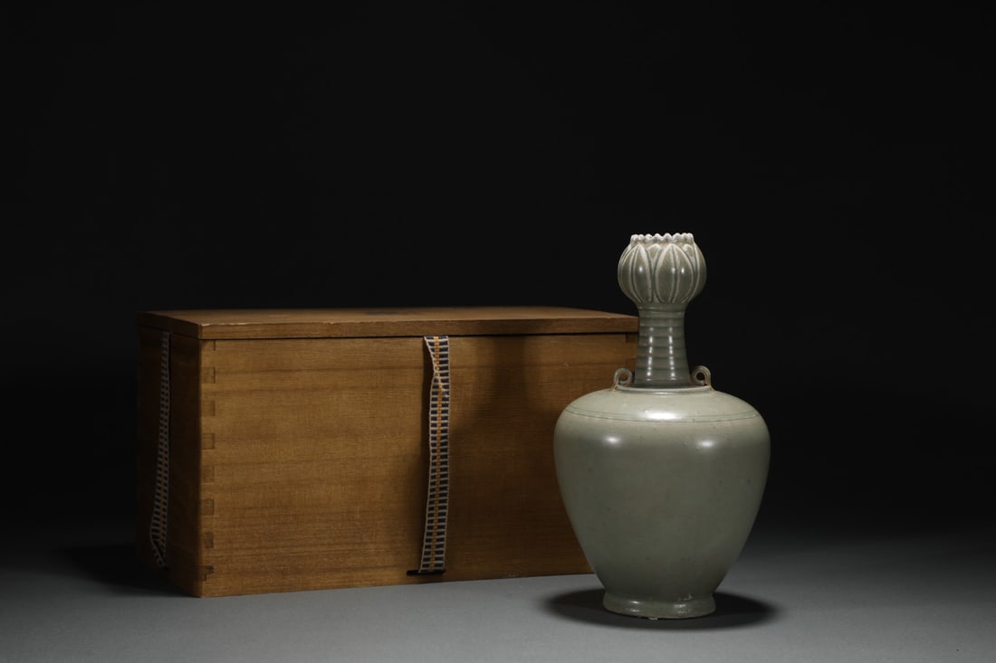 An Exquisite Yue yao Celadon Vase (1 of 9)