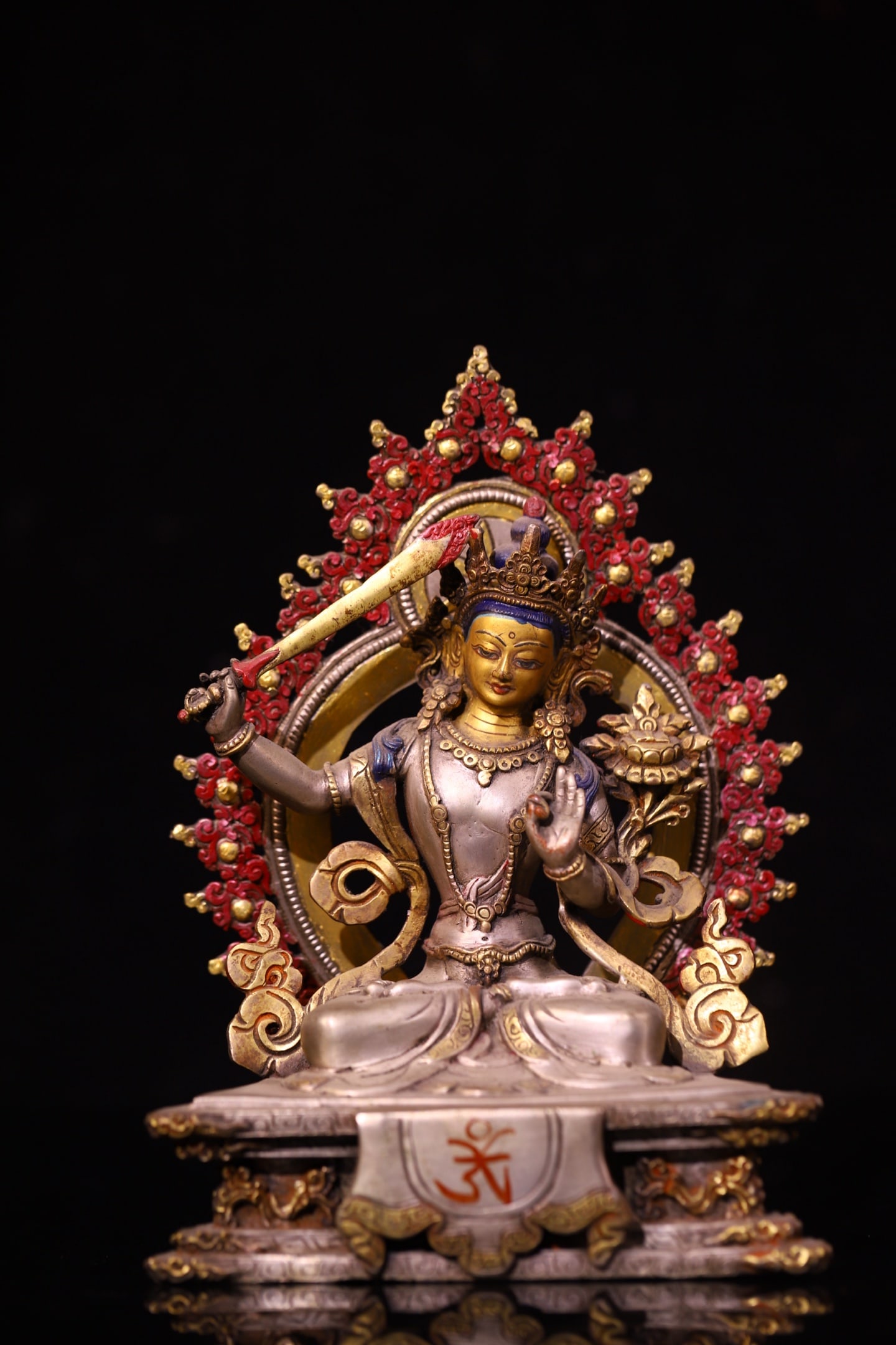 An Exquisite Gilt Silver Statue of Manjusri: An Exquisite Gilt Silver Statue of Manjusri,Qing Dynasty,China,Size:7.5inx5.1in,Weight:1000g银鎏金文殊菩萨像,中国清代,Size:19cmx