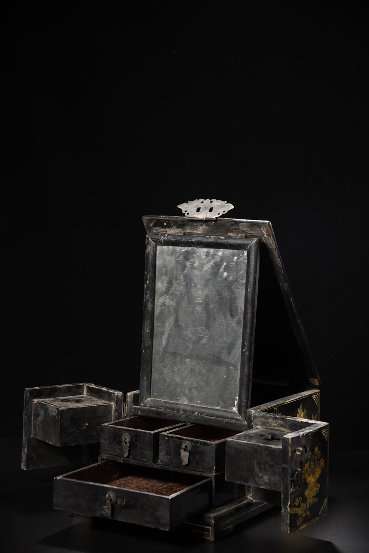 A Rare Wooden Lacquerware Painted Gold Bogu and Flower Pattern Cosmetic Box,With Poem: A Rare Wooden Lacquerware Painted Gold Bogu and Flower Pattern Cosmetic Box,With Poem,Qing Dynasty,China,Size:6.3inx12.4inx8.7in,Weight:1935g木胎漆器描金博