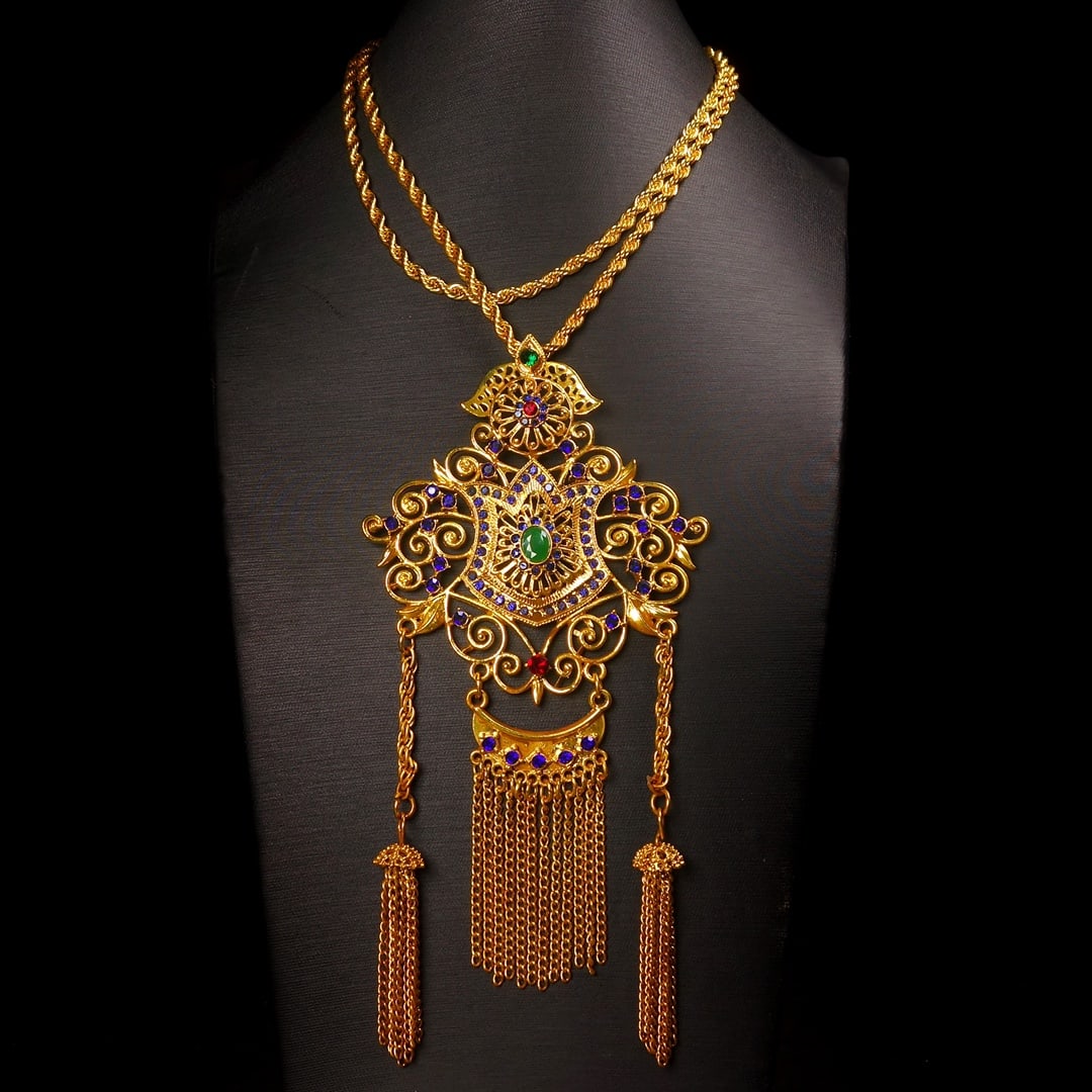 A Huge Filigree and Gilding Inlaid Gems Necklace: A Huge Filigree and Gilding Inlaid Gems Necklace,Qing Dynasty,China,Size:19.7inx3.1in,Weight:87g花丝鎏金镶宝石项链，中国清