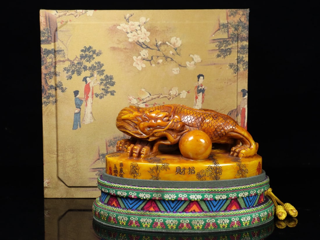An Exquisite Shoushan Stone Dragon-Shaped Seal: An Exquisite Shoushan Stone Dragon-Shaped Seal,Qing Dynasty, China,Yuxuan Mark,Size:3.1inx6.5inx3.9in,Weight:1457g寿山石龙形印章,中国清É