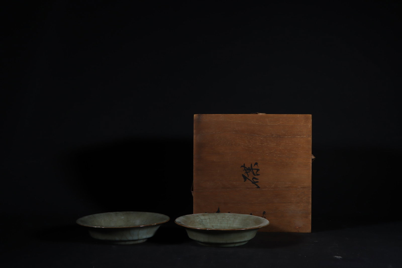 A Pair of Exquisite Guan yao Celadon Glazed Plates: A Pair of Exquisite Guan yao Celadon Glazed Plates,Song Dynasty,China,Size:1.3inx5.9in一对官窑青釉盘,中国宋代,Size:3.3cmx15cm