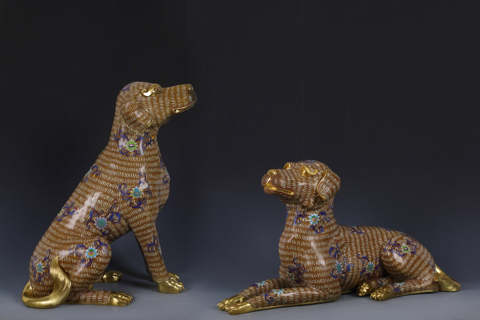 A Pair of Huge Cloisonne Flower Pattern Dog Ornaments: A Pair of Huge Cloisonne Flower Pattern Dog Ornaments,Qing Dynasty,China,Qianlong Four-character Mark,Size:14.2inx25.2in,22.8inx17.7in,Total Weight:37050g一对景泰蓝഑