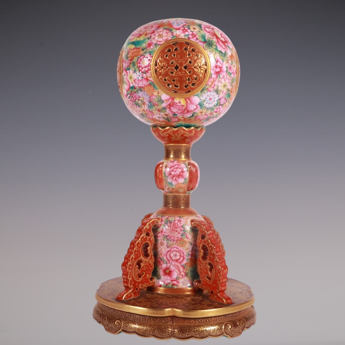 An Exquisite Famille-Rose Painted Gold Flower Pattern Hatstand: An Exquisite Famille-Rose Painted Gold Flower Pattern Hatstand,Qing Dynasty, China,Qianlong Four-character Mark,Size:11.4inx6.2in粉彩描金花卉纹帽架
