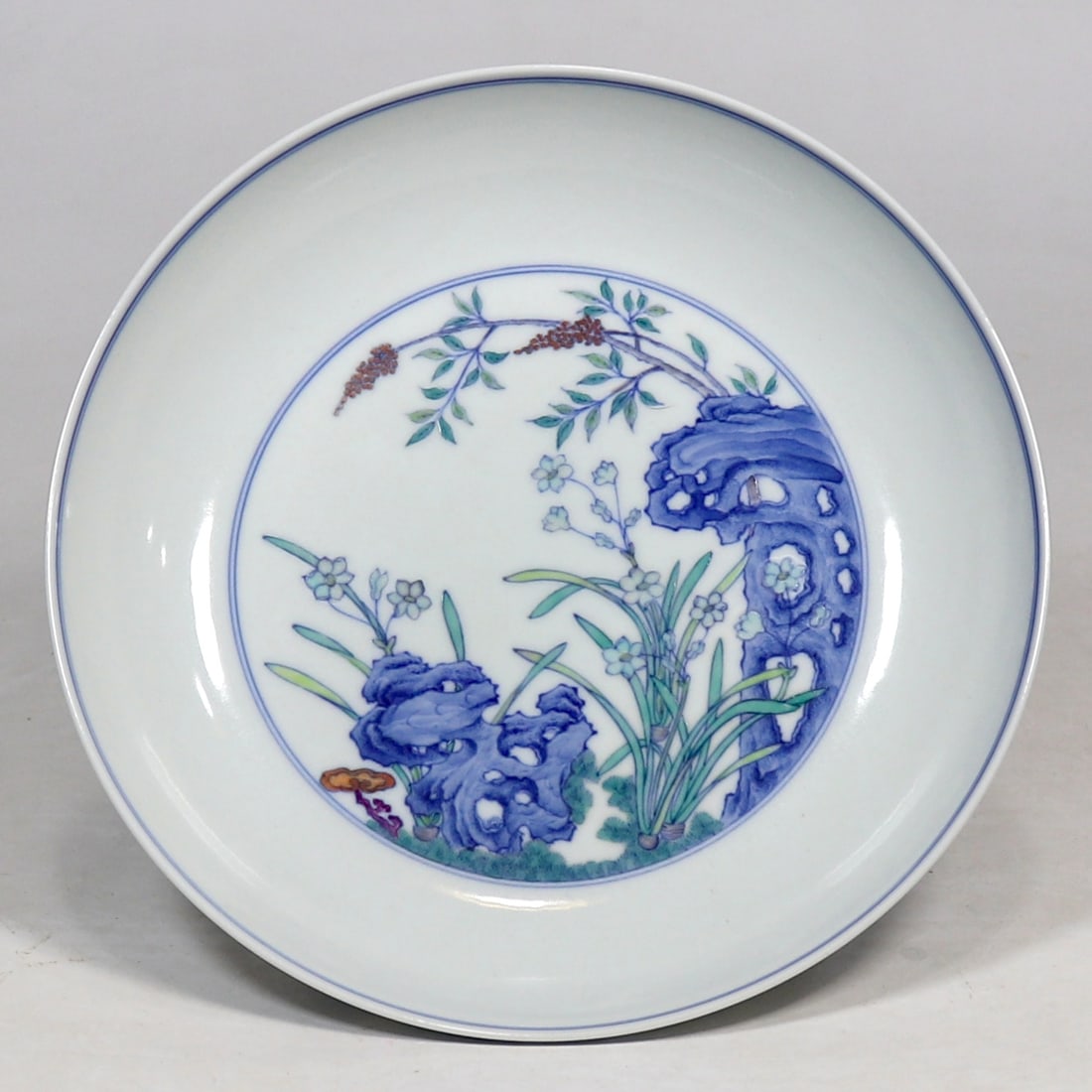 An Exquisite Blue and White Doucai Flower Pattern Plate: An Exquisite Blue and White Doucai Flower Pattern Plate,Qing Dynasty, China,Yongzheng Six-character Mark,Size:1.7inx8.3in青花斗彩花卉纹盘,中ࢲ