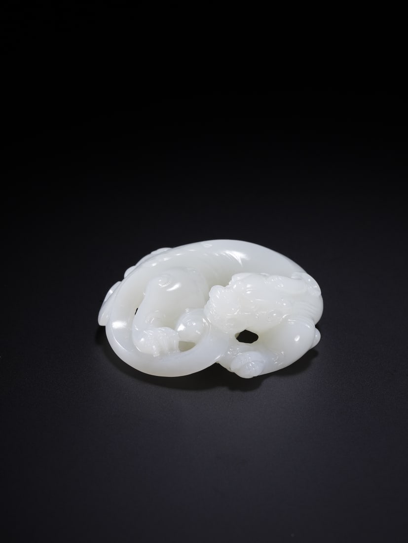 An Exquisite White Jade Dragon Ornament: An Exquisite White Jade Dragon Ornament,Qing Dynasty,China,Size:1.9inx1.9inx0.8in,Weight:44.6g白玉龙摆件,中国清代,Size:4.7cmx4.8cmx2cm,Weight:44.6