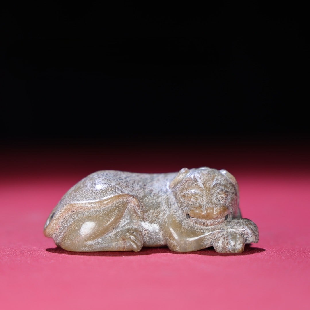 An Exquisite White Jade Tiger Hand Piece: An Exquisite White Jade Tiger Hand Piece,Qing Dynasty,China,Size:3.1inx1.5inx1.2in,Weight:141g白玉虎手把件,中国清代,Size:7.9cmx3.8cmx3cm,Wei