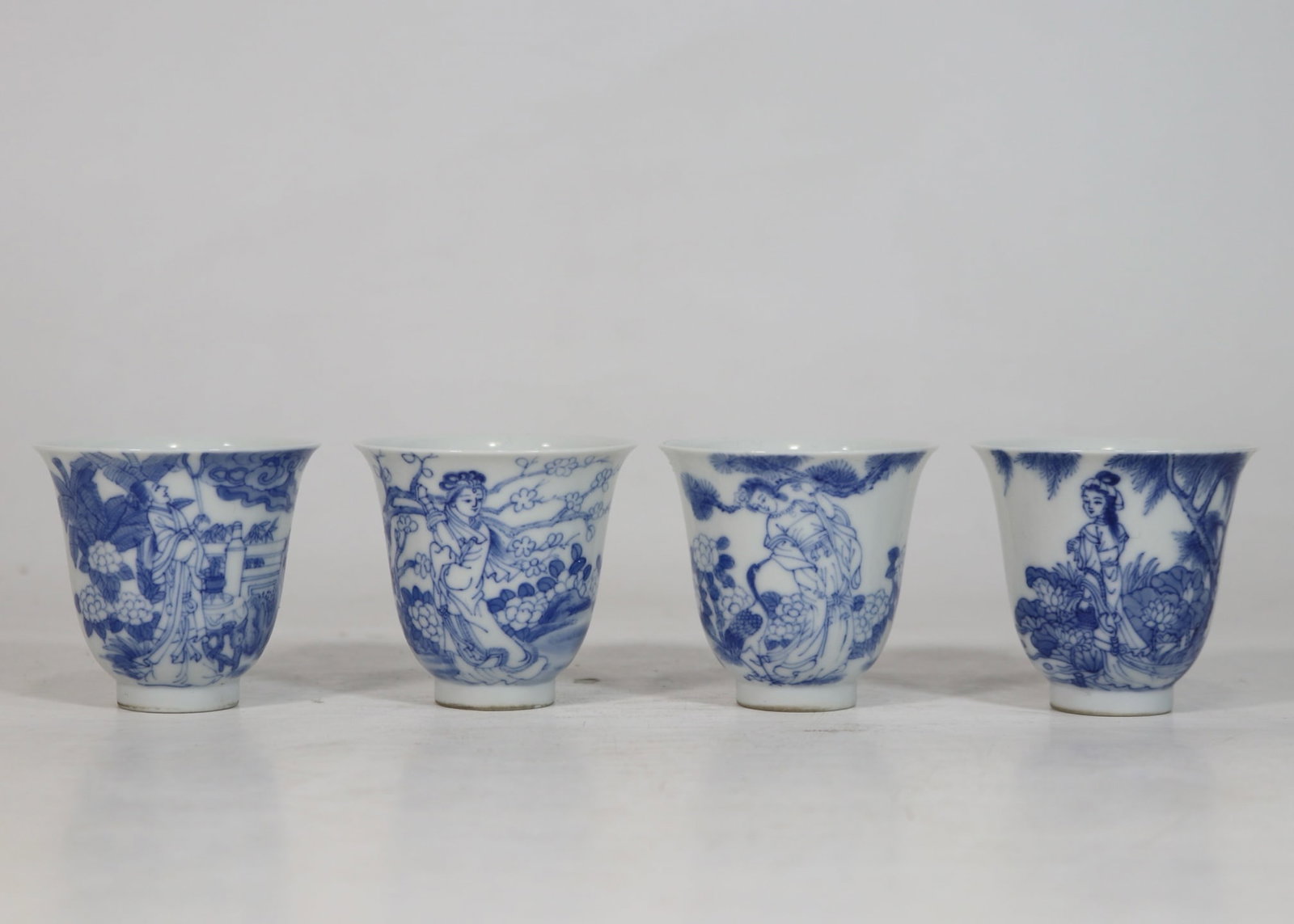 A Set of Fine Blue and White Figure Pattern Cups,With Poem: A Set of Fine Blue and White Figure Pattern Cups,With Poem,Qing Dynasty, China,Yongzheng Four-character Mark,Size:2.3inx2.5in一套青花人物纹杯,带&#