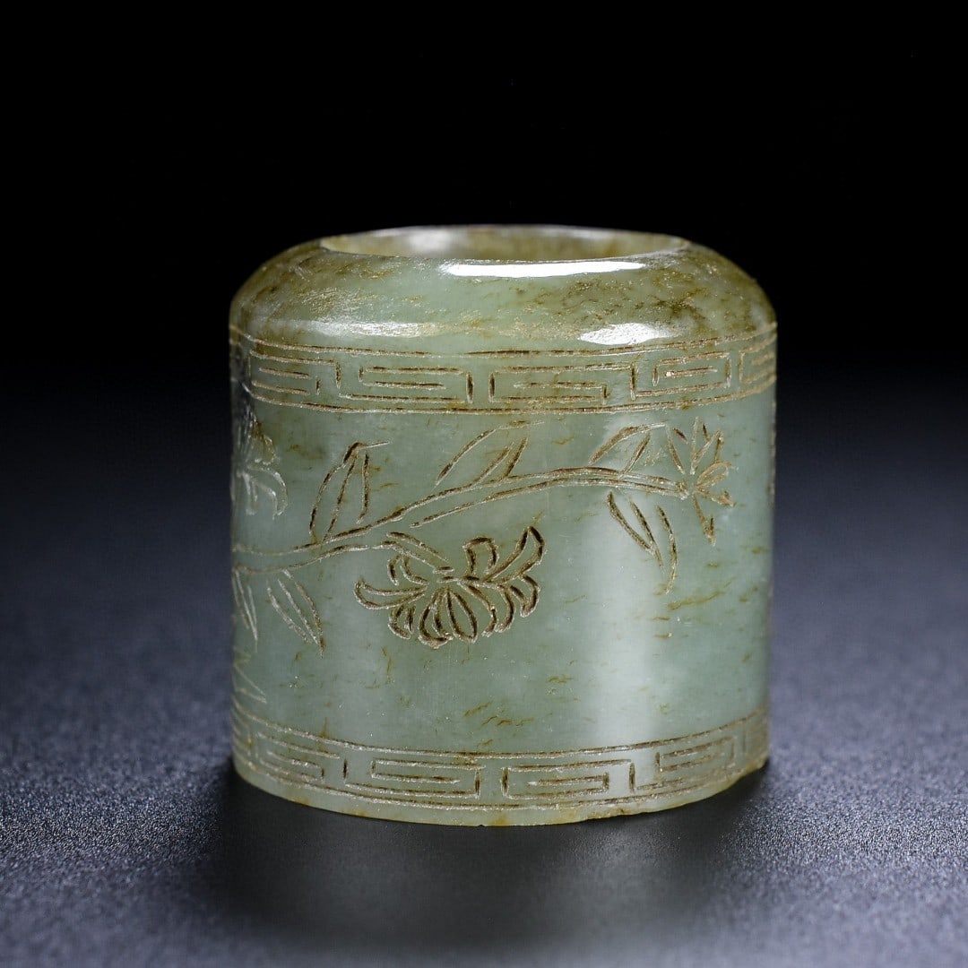 An Exquisite White Jade Chrysanthemum Pattern Fingerstall,With Poem: An Exquisite White Jade Chrysanthemum Pattern Fingerstall,With Poem,Qing Dynasty,China,Size:1inx1.5in1.5in,Weight:73g白玉菊花纹扳指,带诗文,&