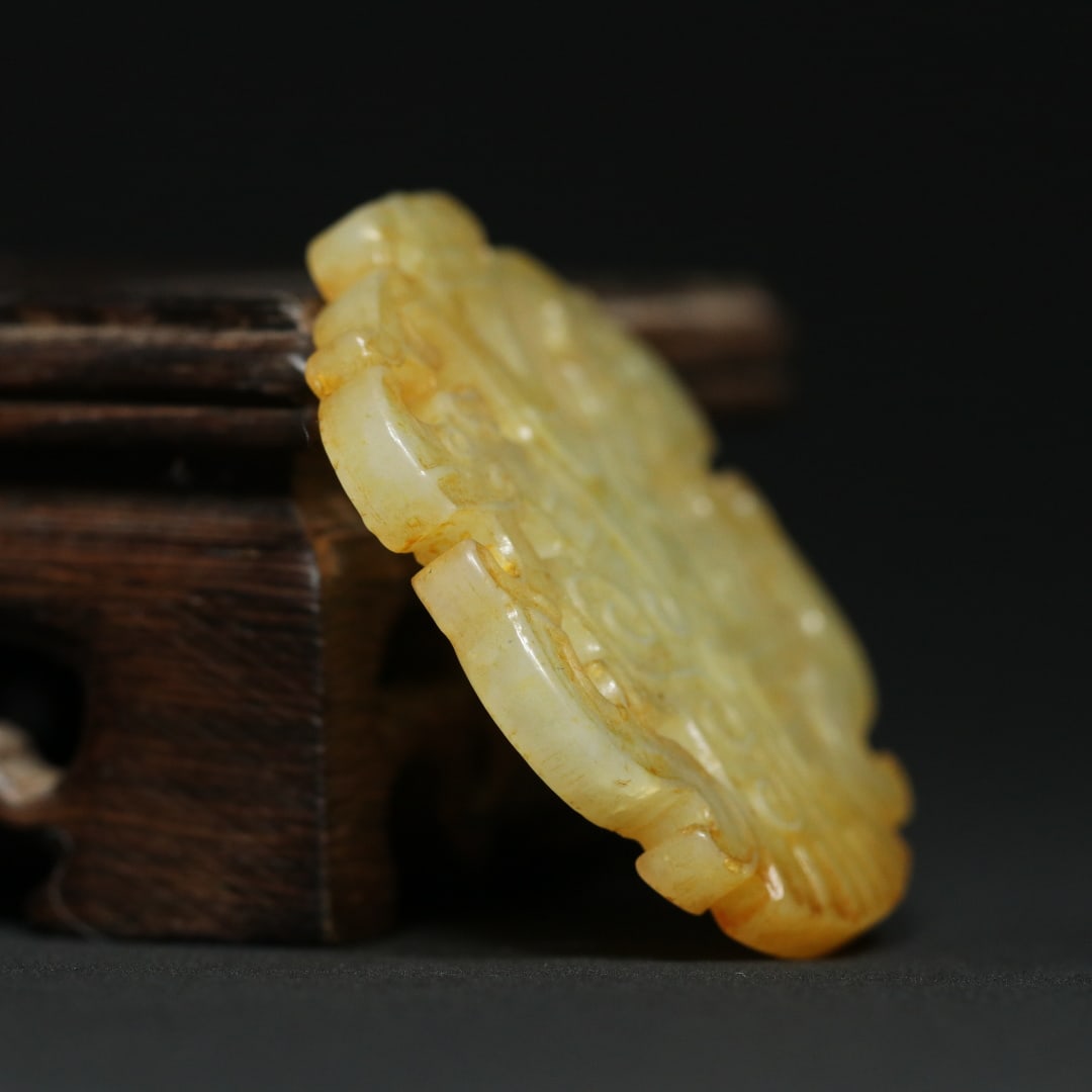 An Exquisite White Jade Dragon Pattern Pendant - 3