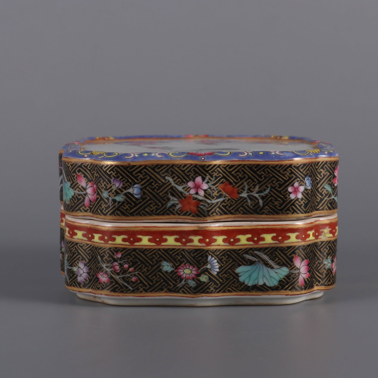 An Exquisite Famille-Rose Painted Gold Flower and Bird Pattern Box with Cover (1 of 9)