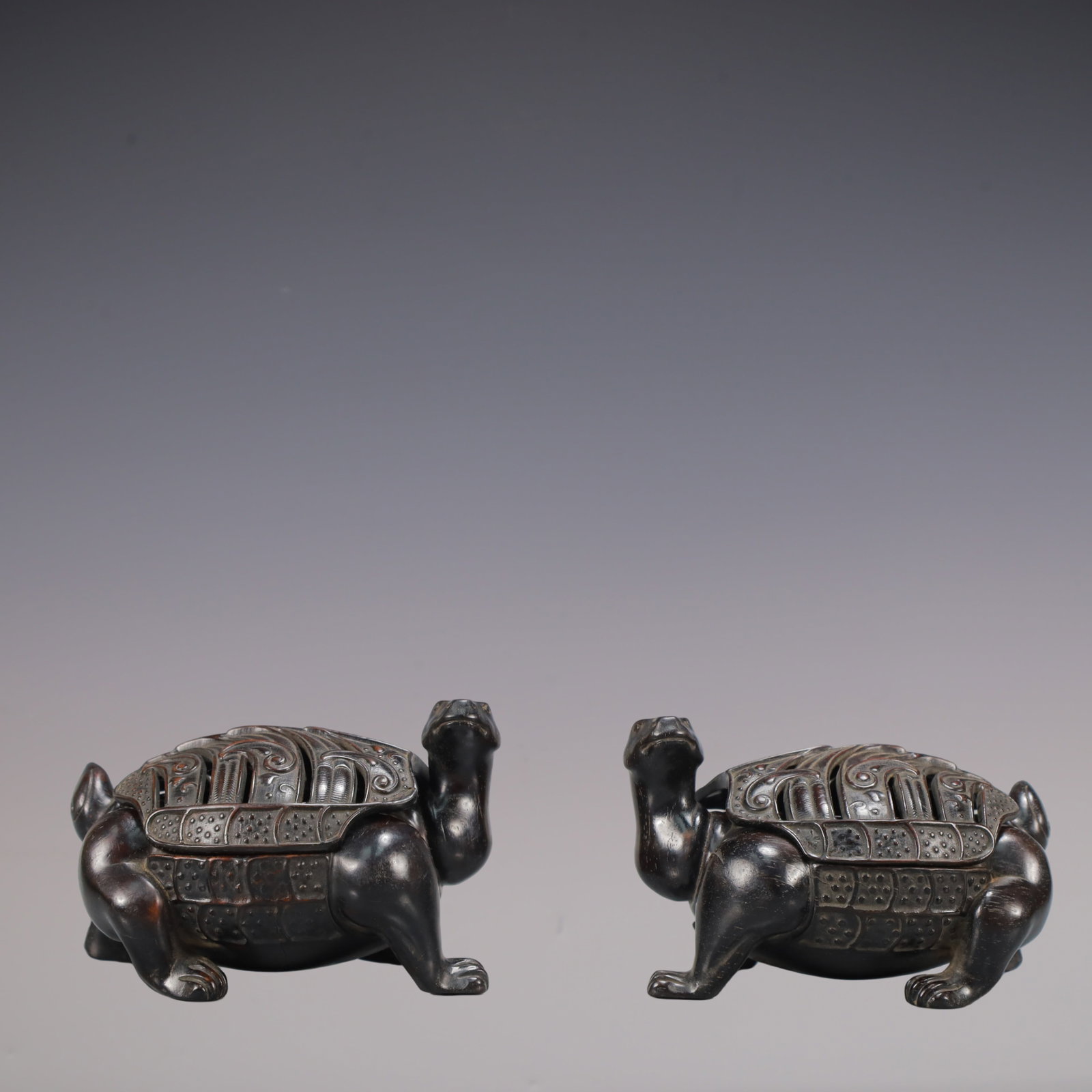 A Exquisite A pair of Zitanwood Turtles Censer: A Exquisite A pair of Zitanwood Turtles Censer Qing Dynasty, China Size:4.1inx2.8inx2.6in Weight:250g一对紫檀木乌龟香炉