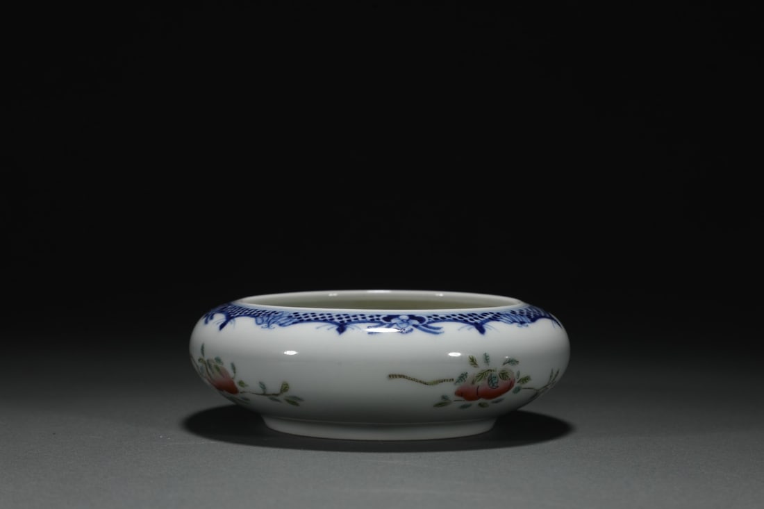 An Exquisite Famille-Rose Blue and White Figure Pattern Brush Washer: An Exquisite Famille-Rose Blue and White Figure Pattern Brush Washer,Qing Dynasty,China,Qianlong Six-character Mark,Size:1.6inx4.7in粉彩青花人物纹笔