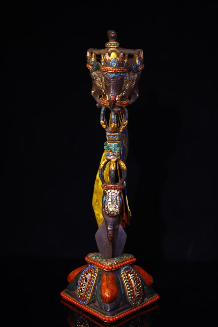 A Rare Bronze Inlaid Dzi Bead and Gems Painted Color Vajry Pestle: A Rare Bronze Inlaid Dzi Bead and Gems Painted Color Vajry Pestle,Qing Dynasty,China,Size:13.8inx5.1in,Weight:1280g铜镶天珠和宝石彩绘金Ò