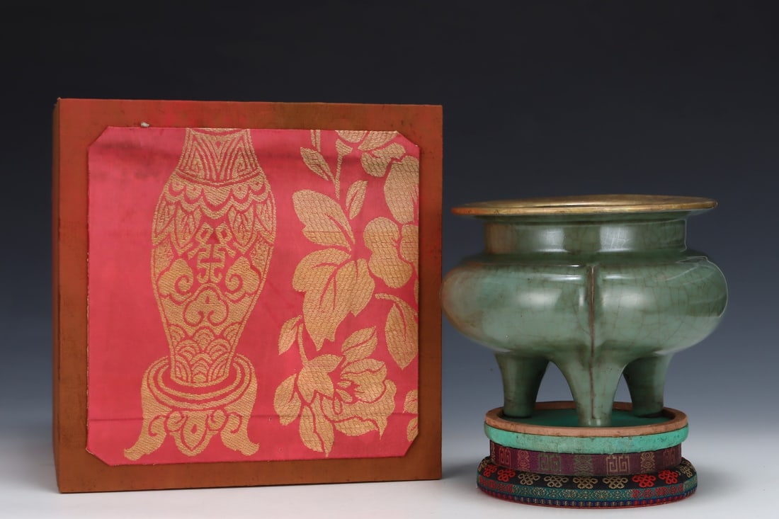 An Exquisite Guan yao Cover with Gold Tripod Censer (1 of 8)