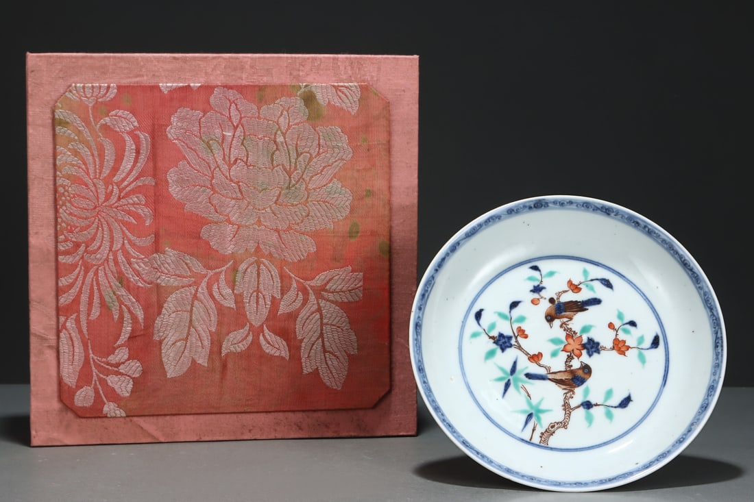 An Exquisite Blue and White Wucai Flower and Bird Pattern Plate: An Exquisite Blue and White Wucai Flower and Bird Pattern Plate,Ming Dynasty, China,Xuande Six-character Mark,Size:1.6inx8.1in青花五彩花鸟纹盘,中&