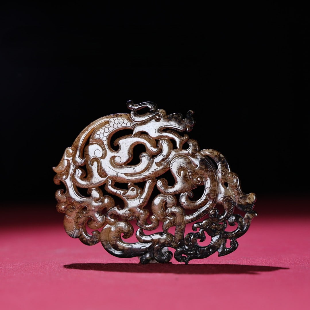 An Exquisite White Jade Dragon and Phoenix Pattern Pendant: An Exquisite White Jade Dragon and Phoenix Pattern Pendant,Qing Dynasty,China,Size:4.2inx3.2inx0.2in,Weight:64g白玉龙凤纹挂件,中国清代
