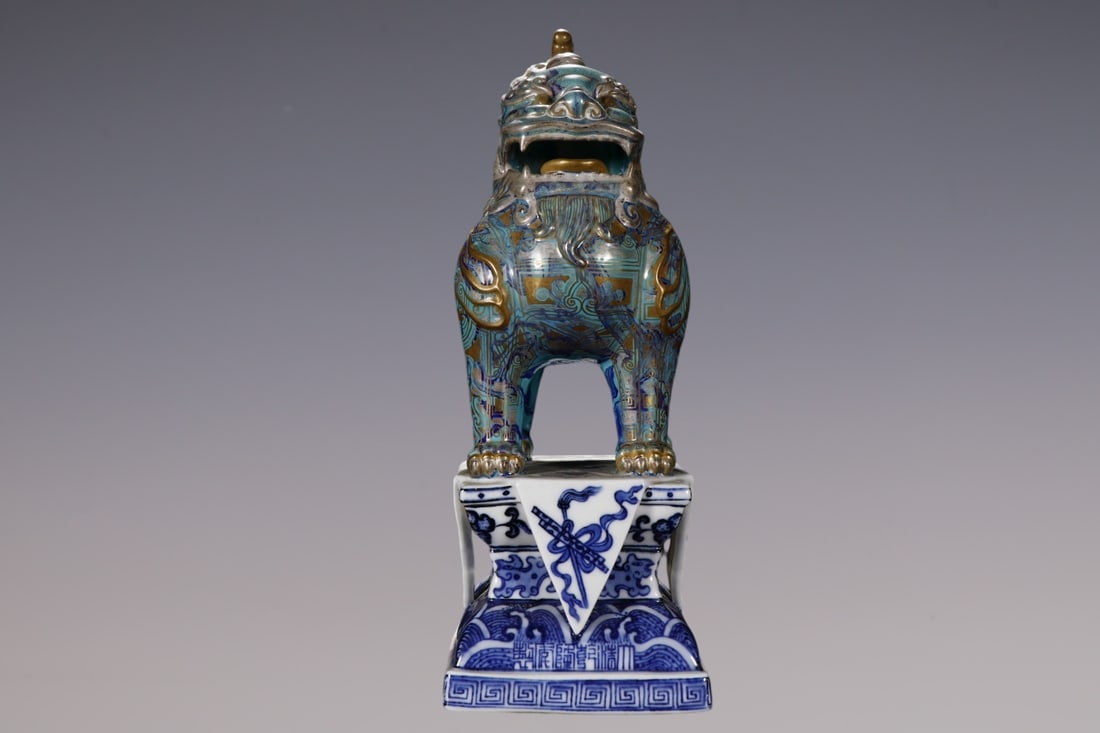 An Exquisite Blue and White Auspicious Beast Ornament: An Exquisite Blue and White Auspicious Beast Ornament,Qing Dynasty, China,Qianlong Six-character Mark,Size:8.1inx4.3inx4.3in青花瑞兽摆件,中国清
