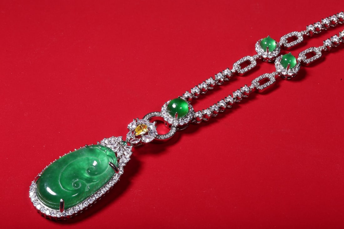 An Exquisite Jadeite Necklace,Inlaid Diamond: An Exquisite Jadeite Necklace,Inlaid Diamond,Qing Dynasty,China,Size:(Pendant)1.7inx0.9in,Total Weight:45g翡翠项链,嵌钻石,中国清代,Siz
