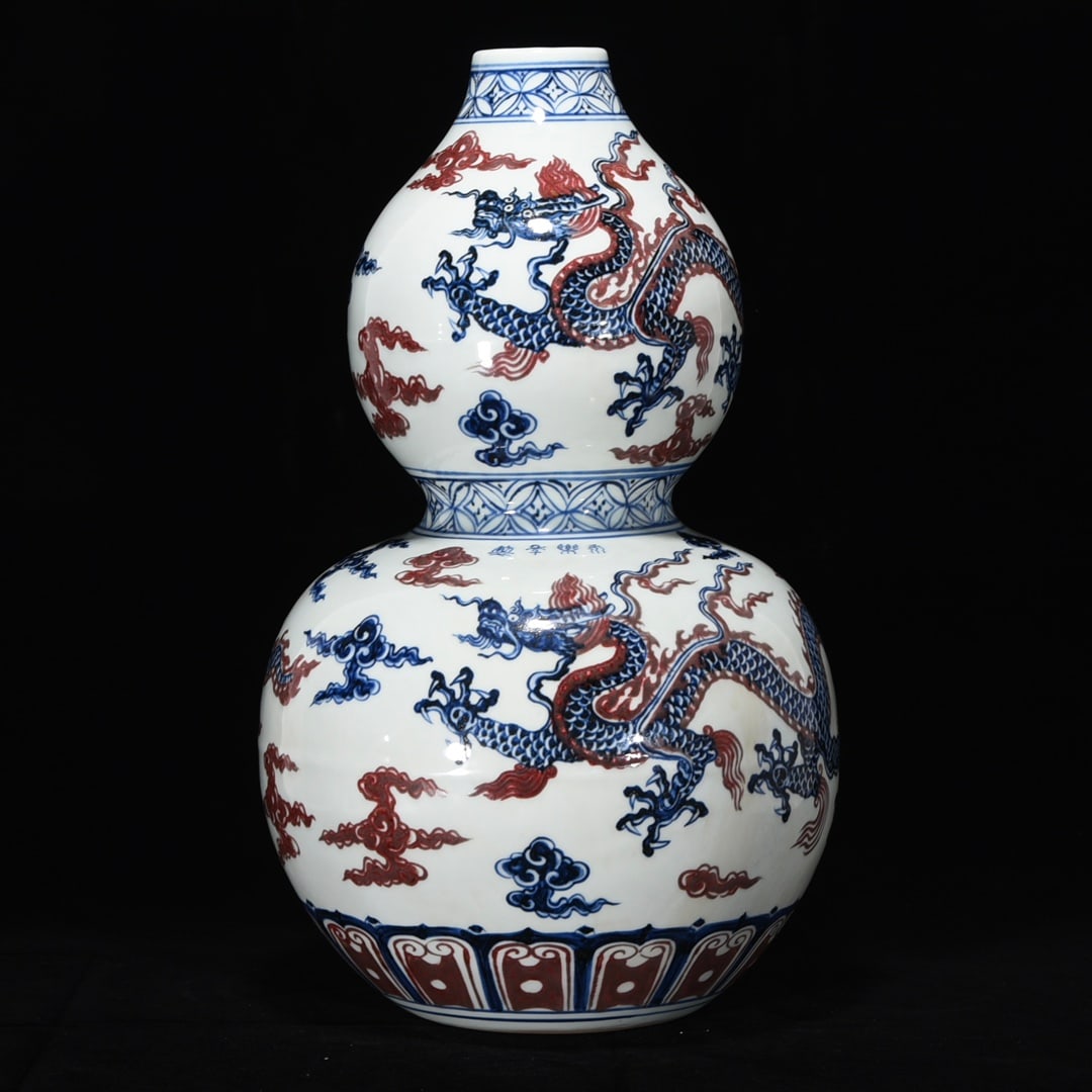 A Huge Blue and White Underglaze-Red Auspicious Cloud and Dragon Pattern Gourd-Shaped Vase (1 of 9)