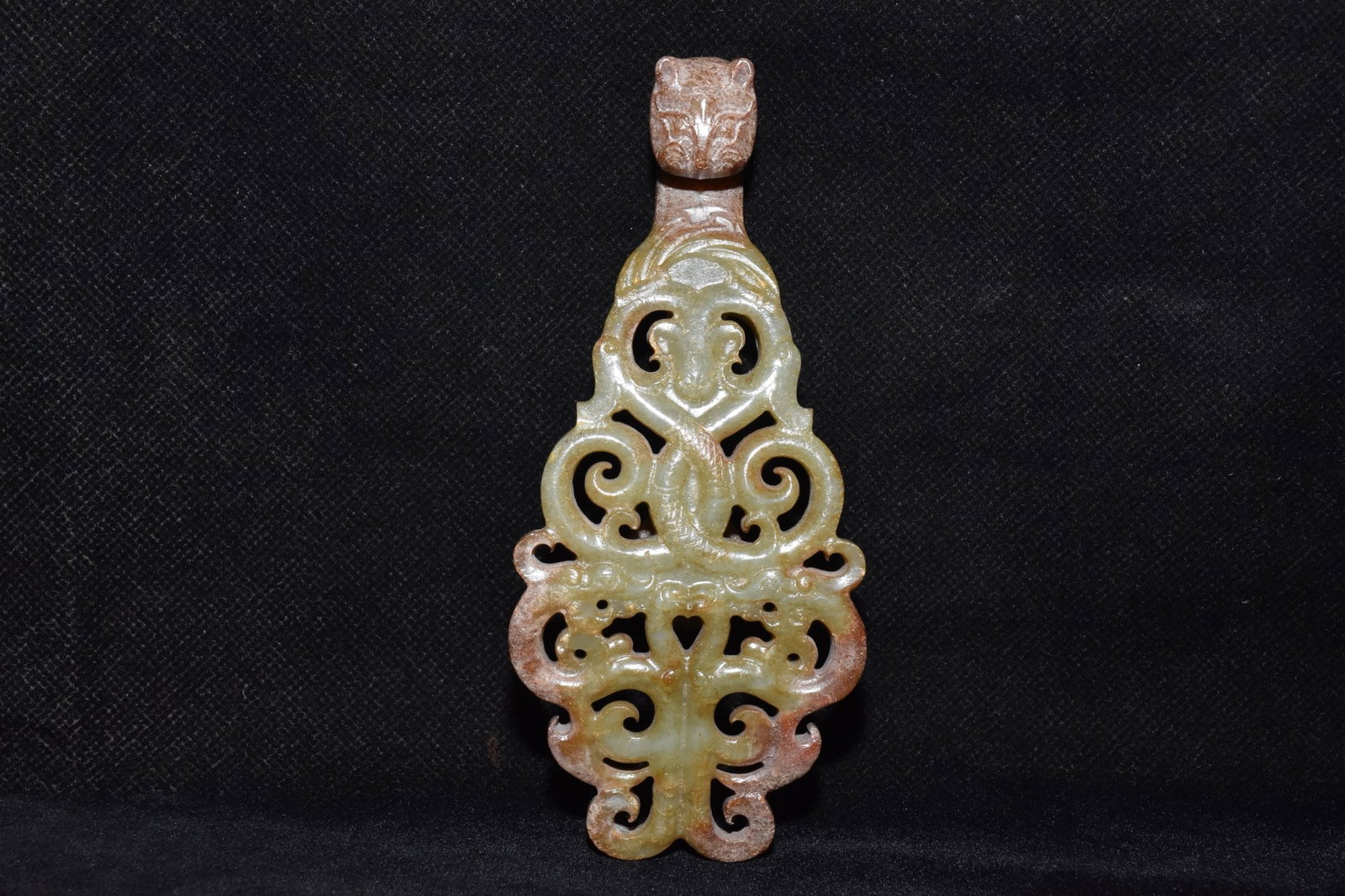 An Exquisite White Jade Dragon Pattern Beast-head Hook: An Exquisite White Jade Dragon Pattern Beast-head Hook,Qing Dynasty,China,Size:2.4inx5.5in,Weight:90g白玉龙纹兽首带钩,中国清代,S